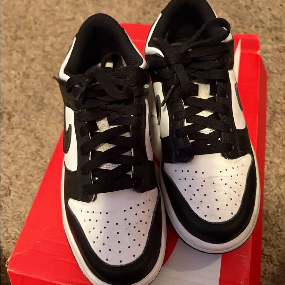 Nike Men's Black and White Low-Top Sneakers